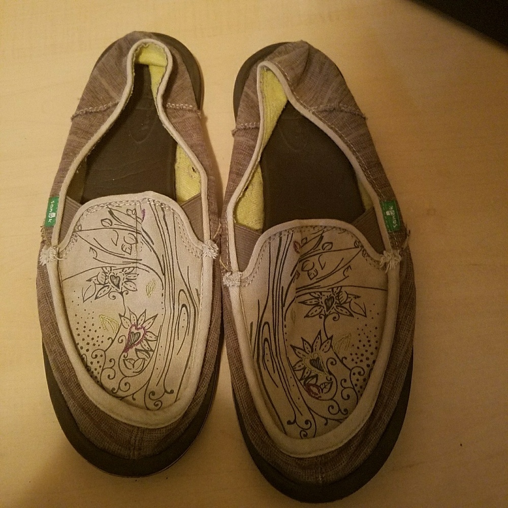 SANUKS Dark Green w/Floral top, slip ons, size 8